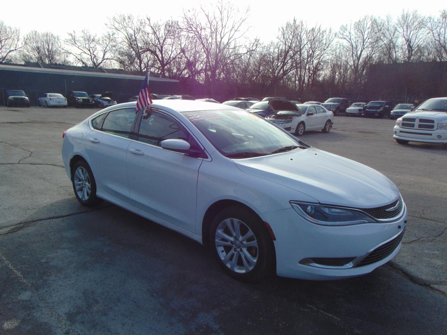 2016 White Chrysler 200 (1C3CCCAB6GN) with an 4-Cyl MultiAir PZEV 2.4L engine, Automatic, 9-Spd transmission, located at 2105 Dixie Hwy, Louisville, KY, 40210, (502) 772-3333, 38.220932, -85.795441 - Photo#4